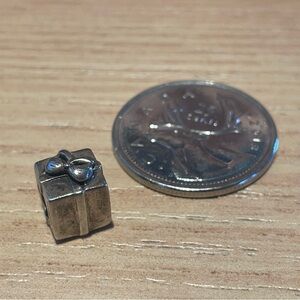 Balia sterling Silver gift box Charm